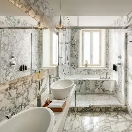 Mandarin Oriental, Hotel